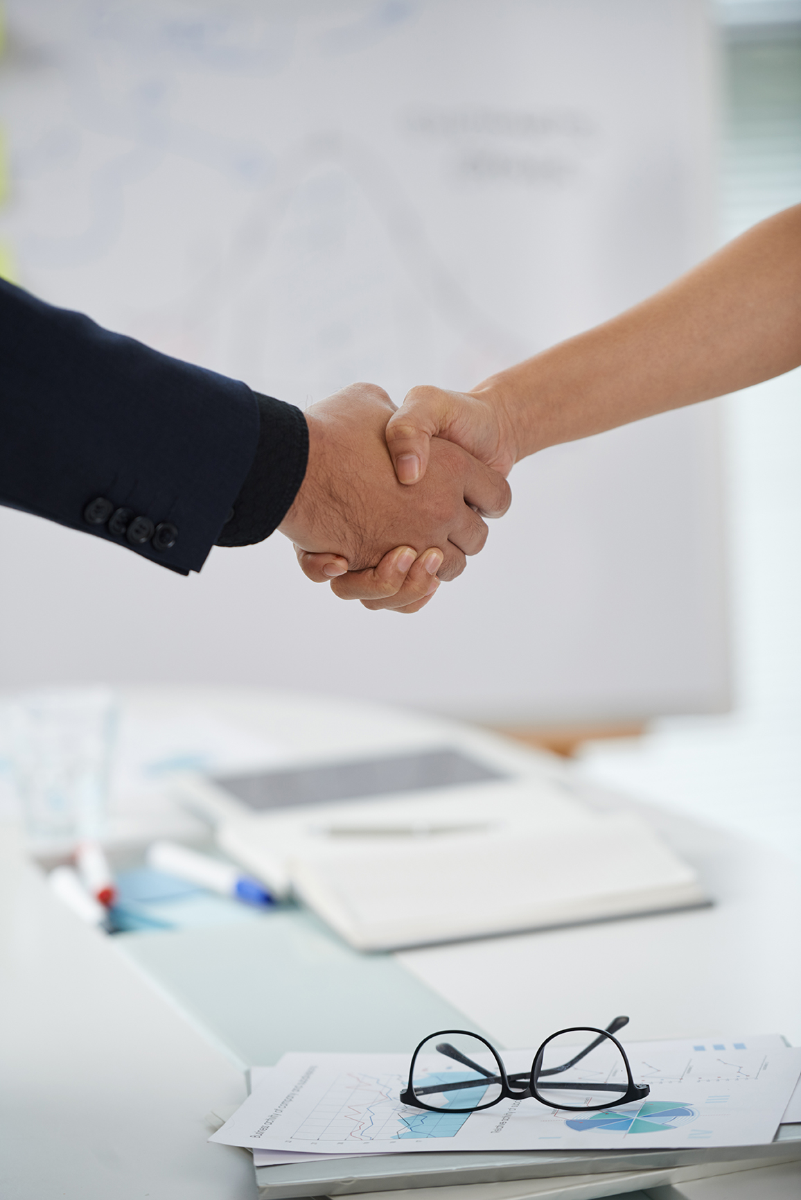 el-hombre-y-la-mujer-irreconocibles-se-dan-la-mano-al-comienzo-de-la-reunion